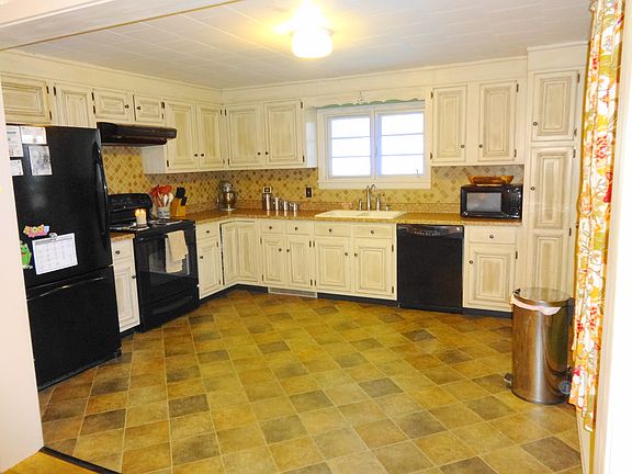 Kitchen w/ all appliances