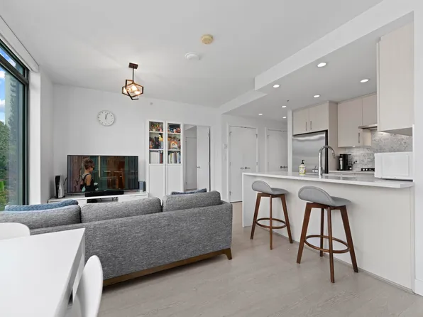 518 Whiting Way #404, Coquitlam, BC V3J 0H7