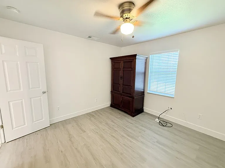 610 W Avenue B — Photo 23