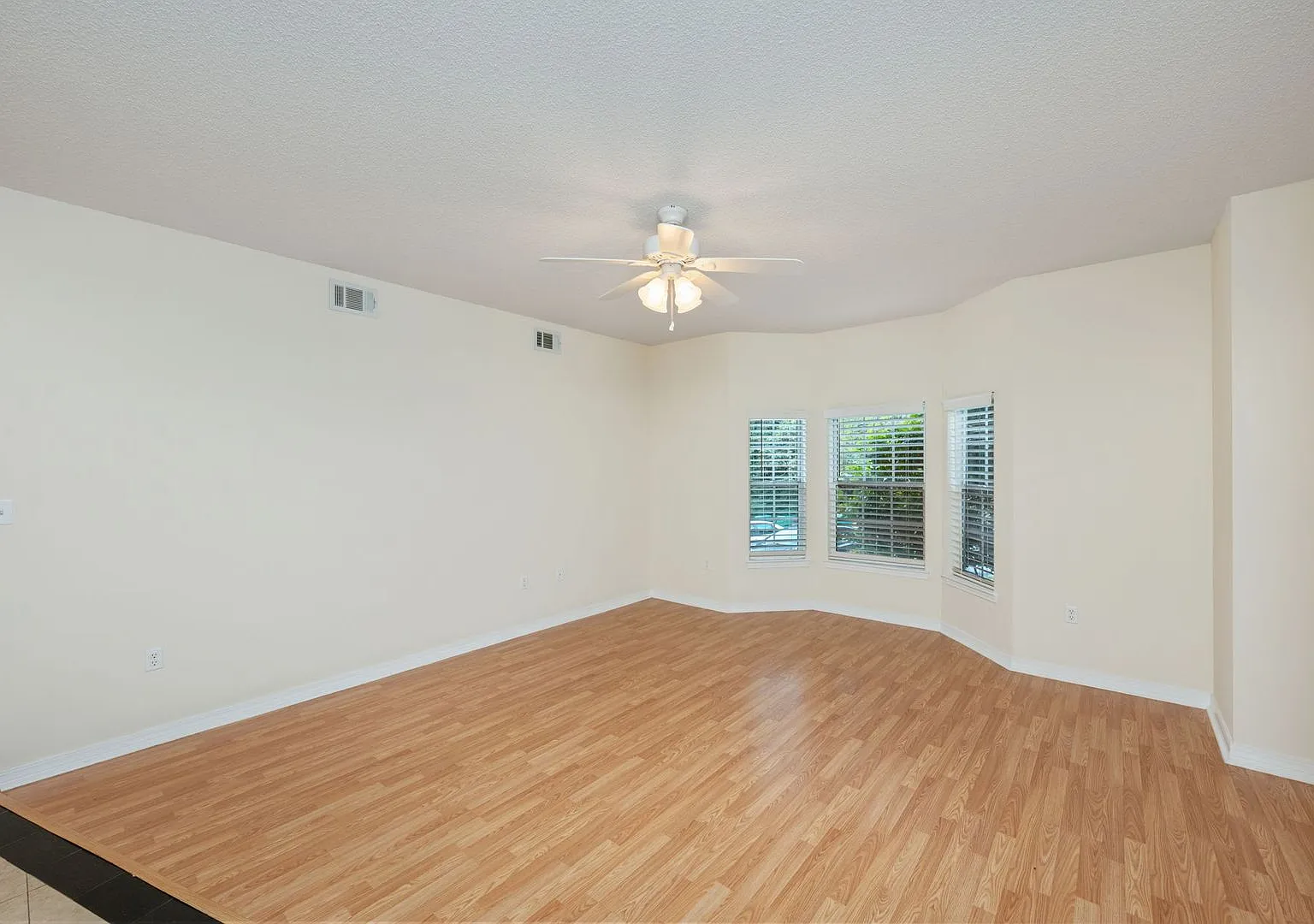 Spacious 2-Bedroom Condo at The Oaks Prime Location with Community Pool — Photo 4