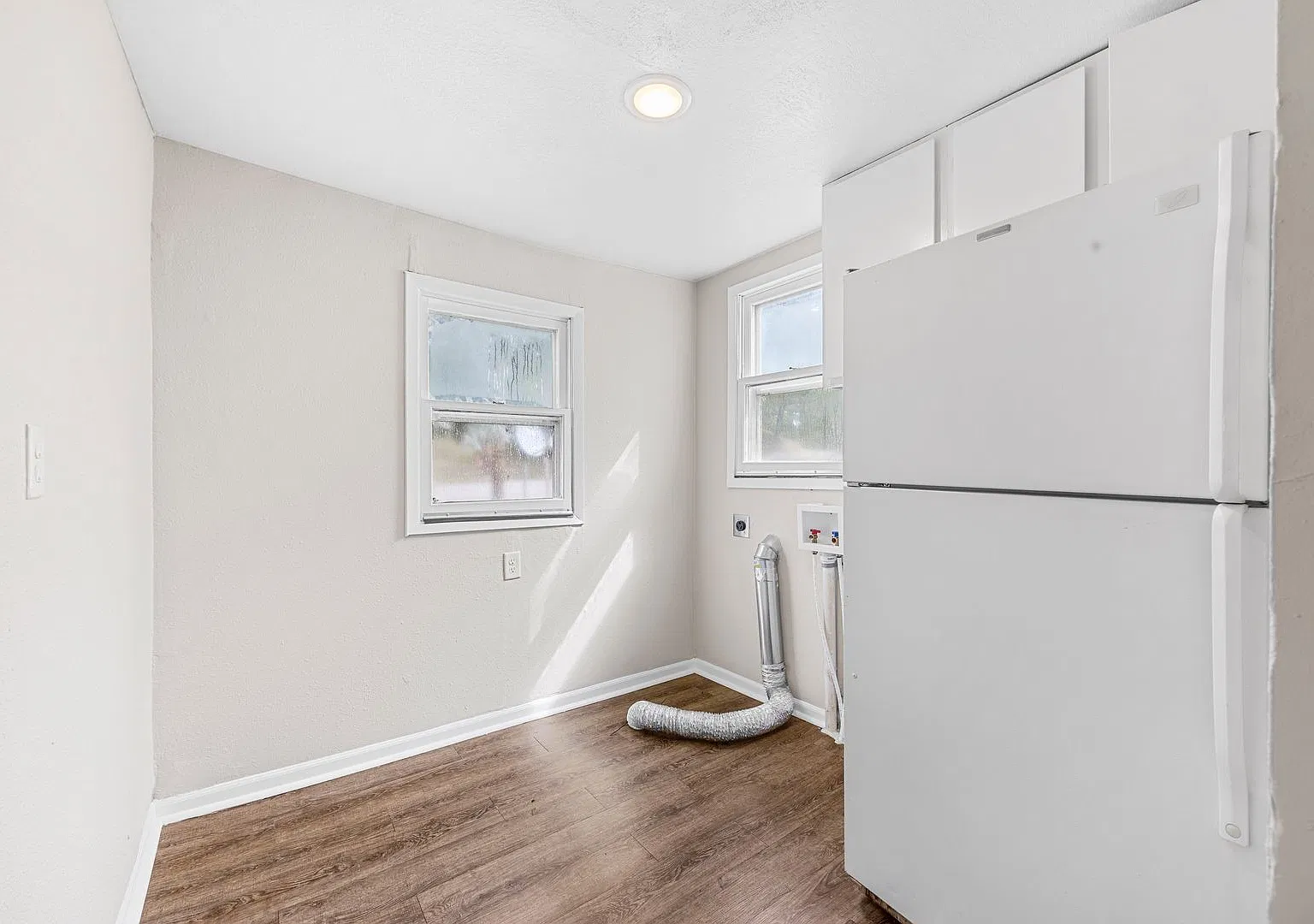 2 Bedroom with 3 Stall Attached Garage!! — Photo 4