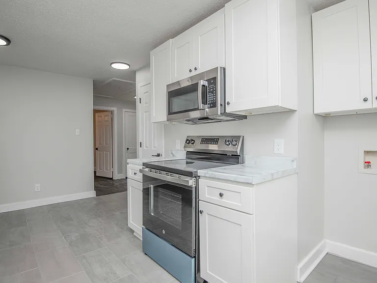 2440 Woodbine Ave — Photo 8