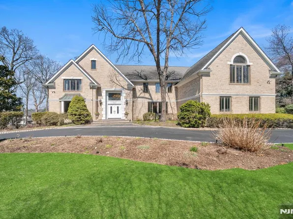 837 Apple Ridge Rd, Franklin Lakes, NJ 07417