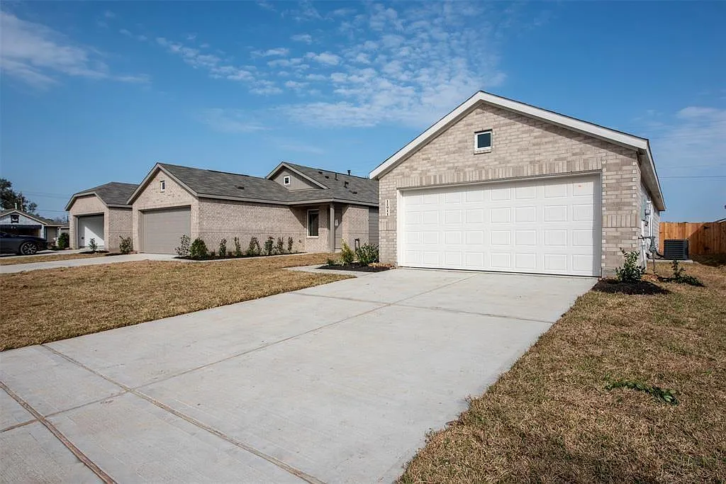3 bed, 2.0 bath, 1418 sqft, $1,999 — Photo 1