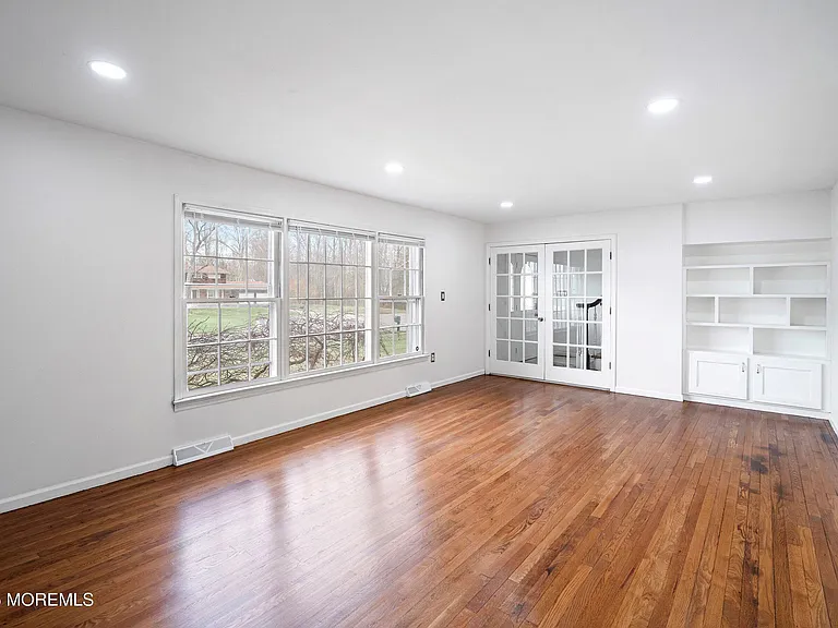 10 Monroe Ct — Photo 8