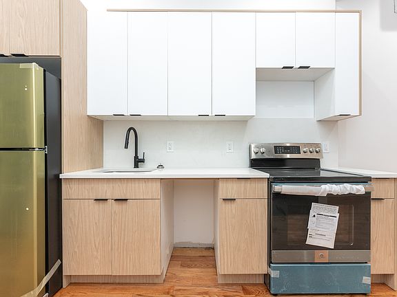 3rd image of 218 Montrose Ave APT 1