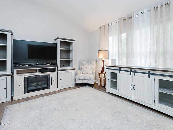 5th image of 458 Pampas Dr