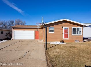 859 Dell Ave, Dickinson, ND 58601