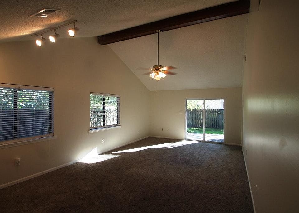 2nd image of 11 Bent Oaks Ct