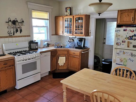 3rd image of 86 Woods Ave Floor 1