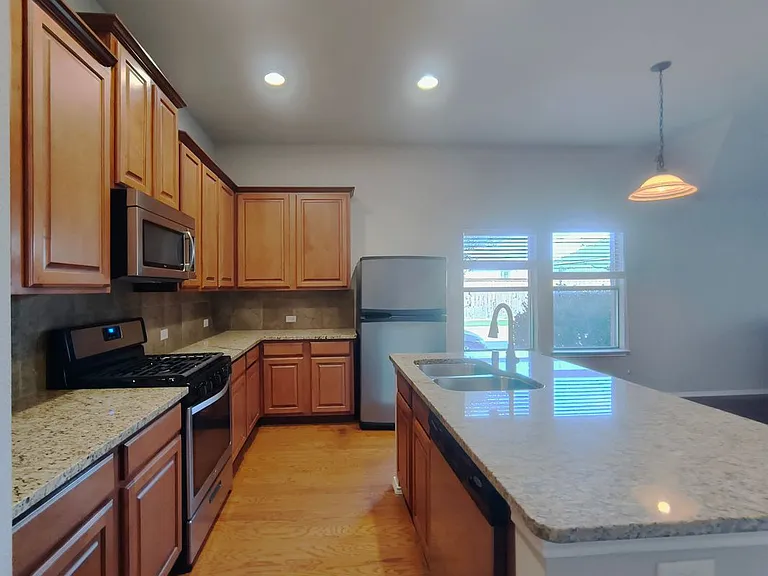 824 Lake Grove Dr — Photo 8