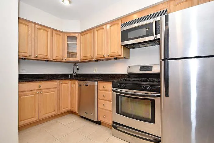 20 Parkside Ct #18 — Photo 3