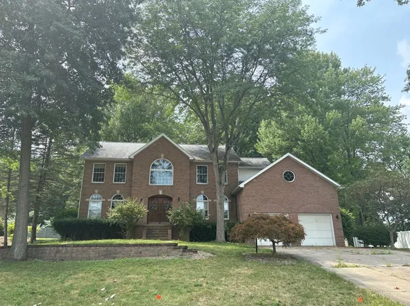 2248 Crestmont Dr, Girard, OH 44420