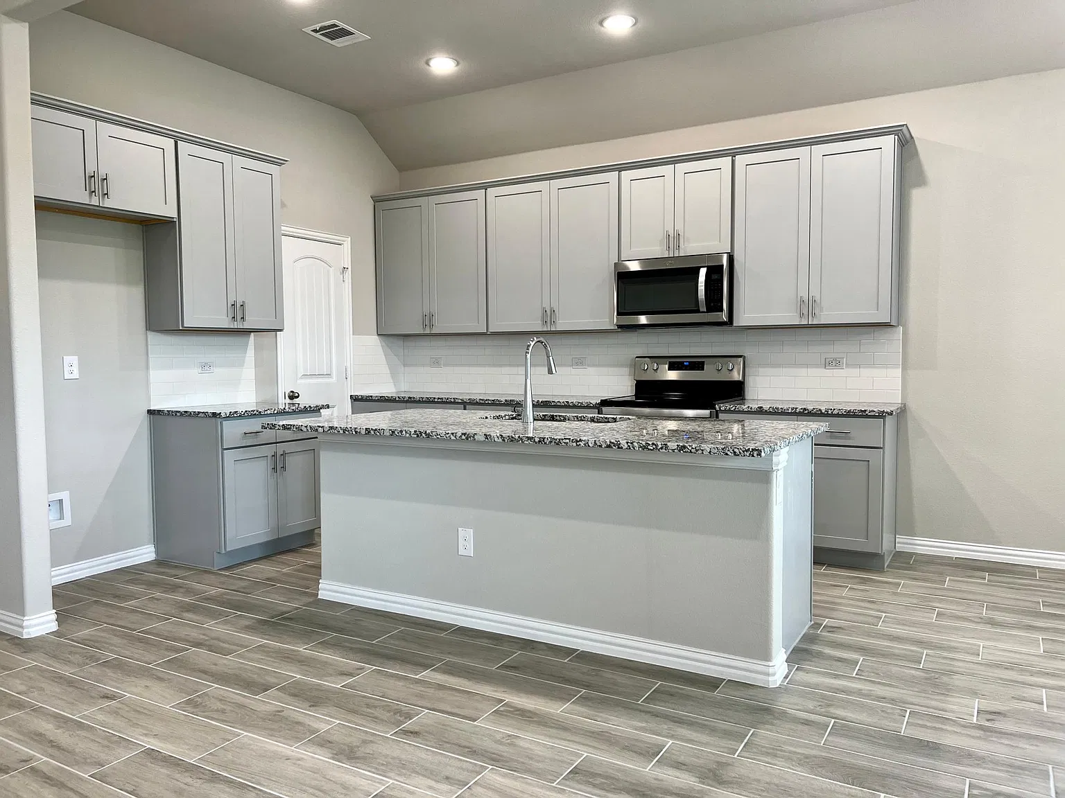 4 bed, 2.5 bath, 2344 sqft, $2,995 — Photo 4