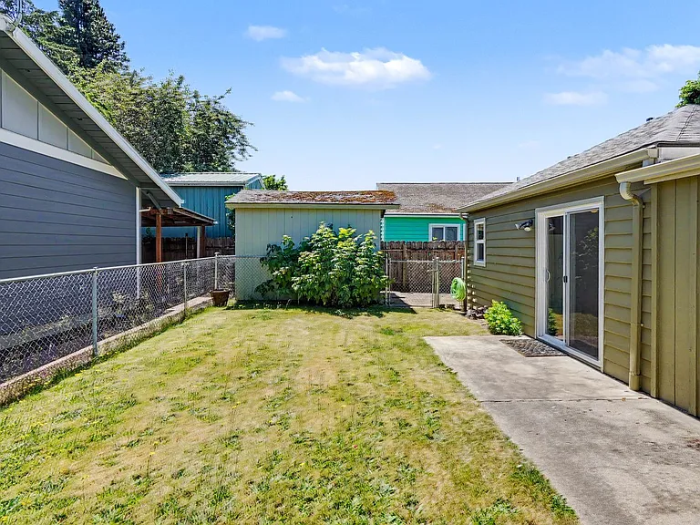 3080 Park Ave NE — Photo 32