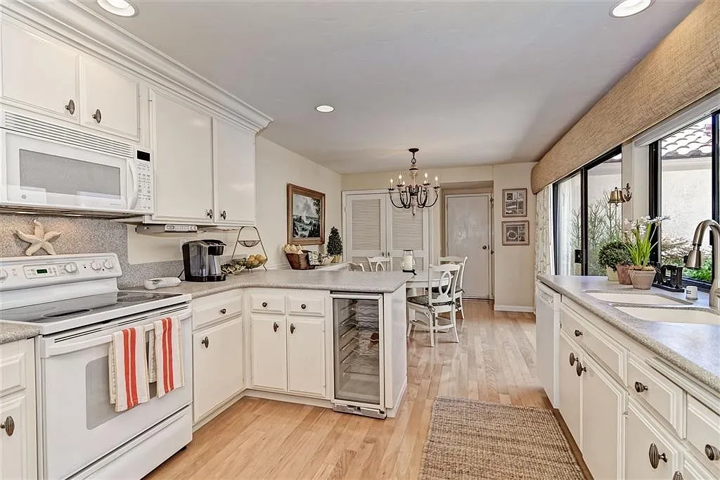 11 Kingston Court — Photo 2