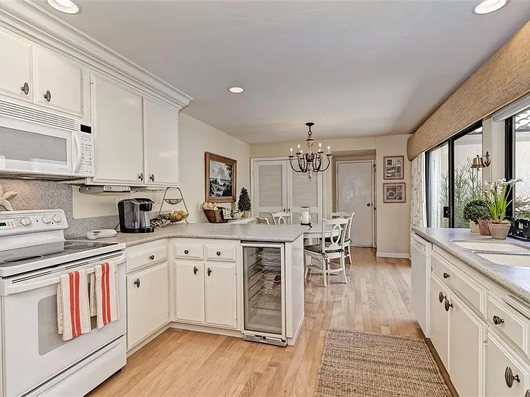 11 Kingston Ct E — Photo 2
