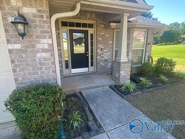3 bed, 2.0 bath, 2210 sqft, $1,995 — Photo 2