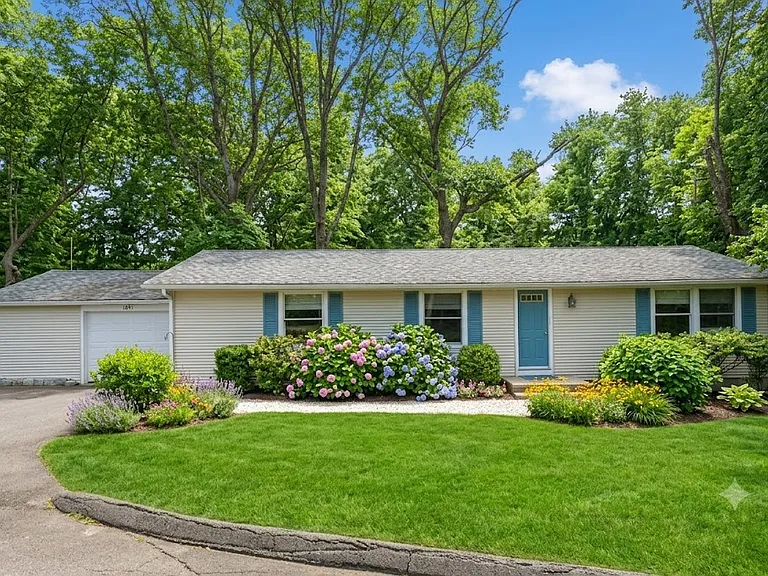 1091 Boston Post Rd — Photo 1