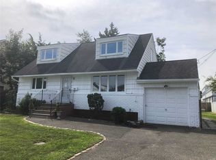 99 Hillside Ln S, Syosset, NY 11791
