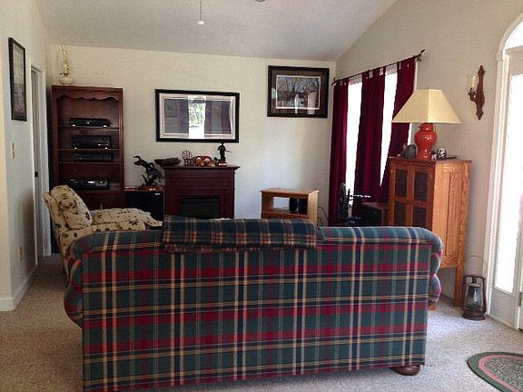 4th image of 1062 Riverview Ave