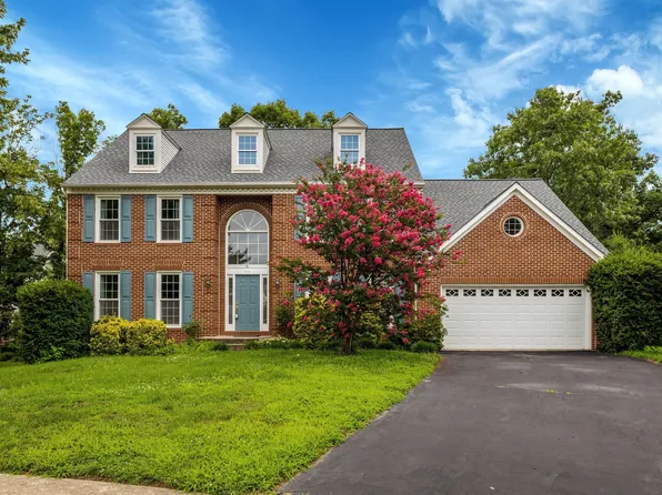 814 Autumn Breeze Ct, Herndon, VA 20170