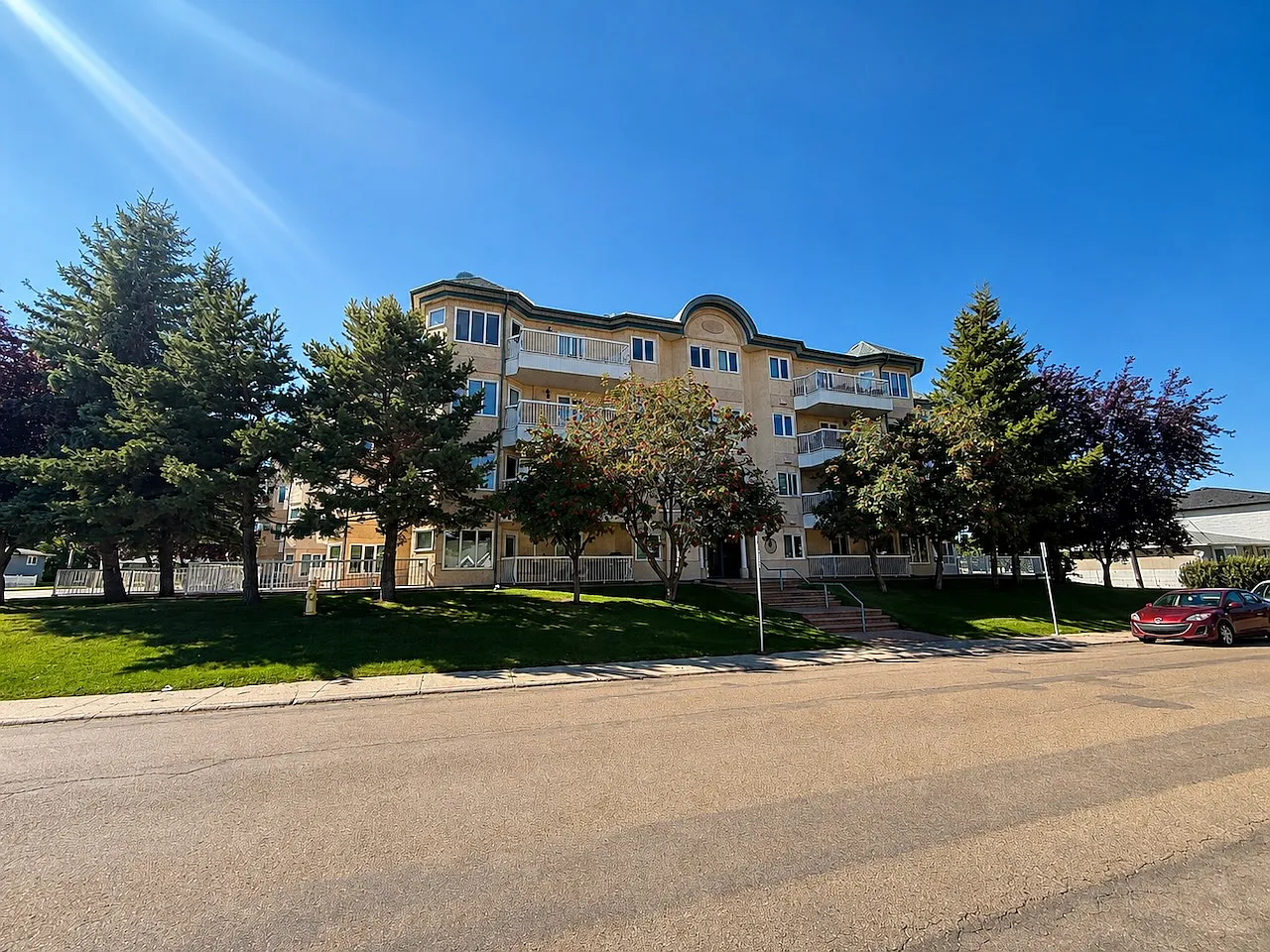 2 Bed 2 Parking Large Balcony Forest Heights Edmonton — Photo 2
