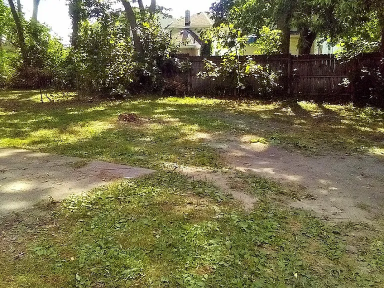 1424 Lyons Ave — Photo 15