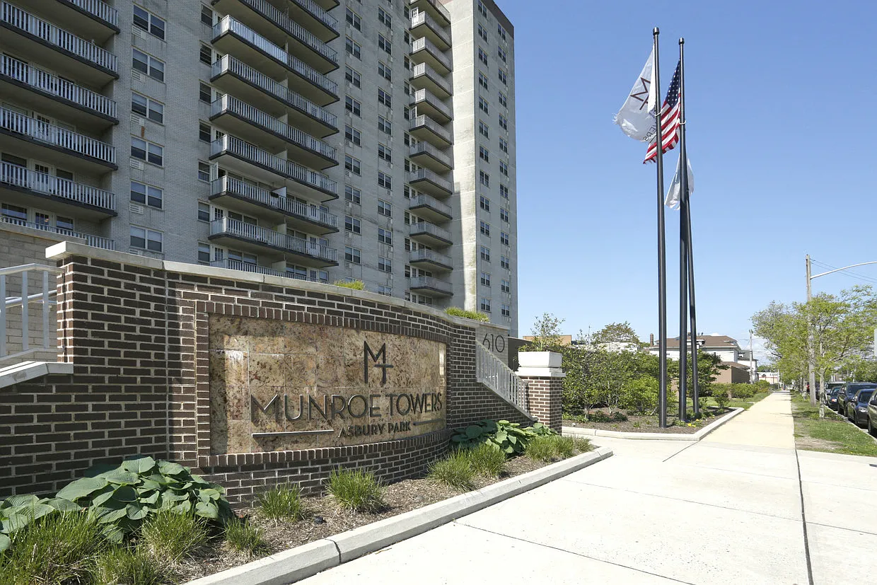 Munroe Towers — Photo 2