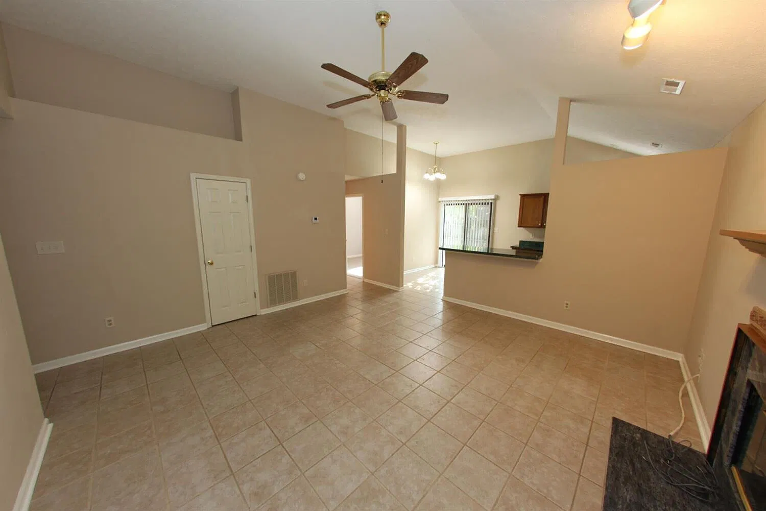 2 bed, 2.0 bath, 944 sqft, $1,600 — Photo 4