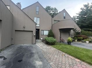 2 Rockhagen Rd, Thornwood, NY 10594