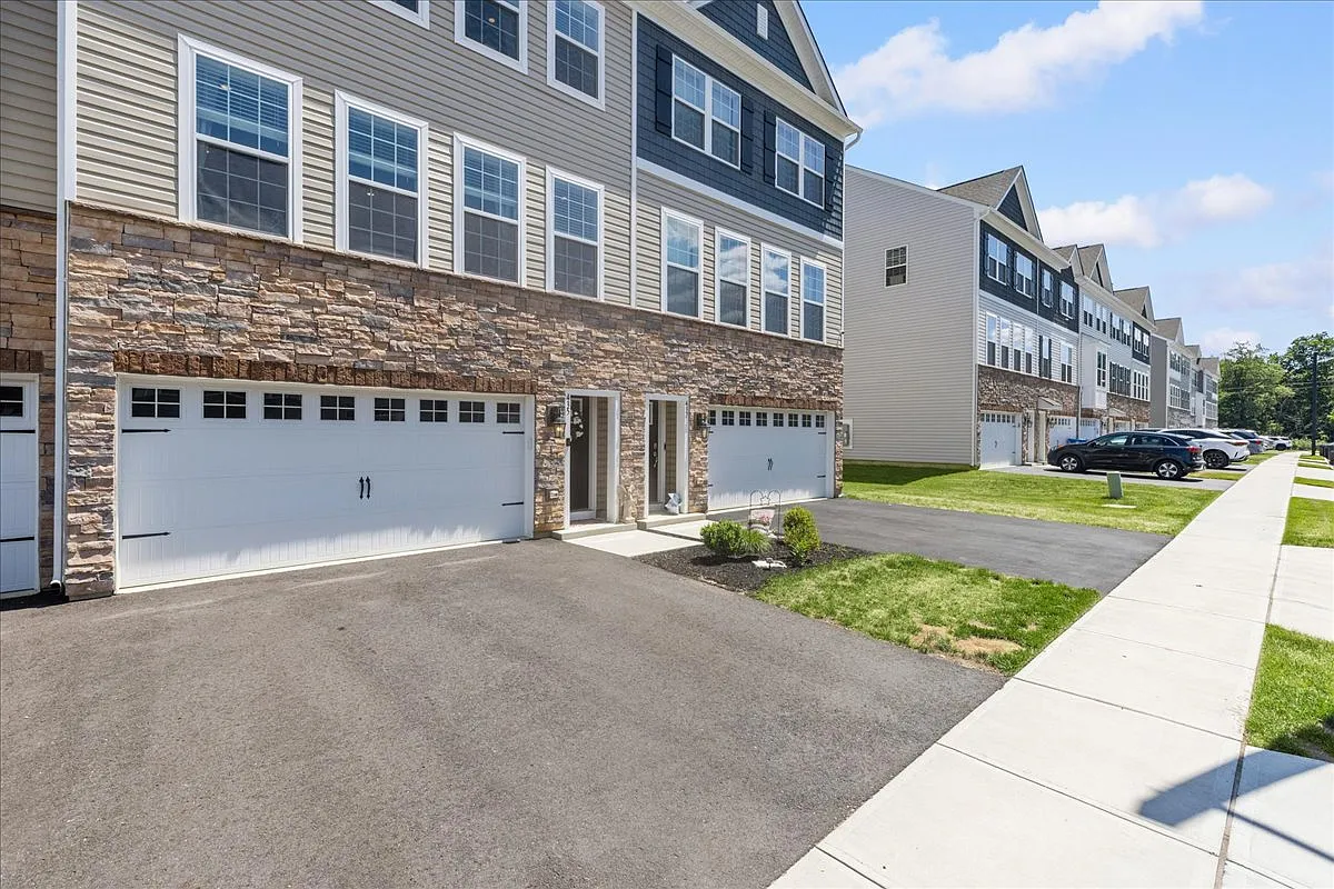 3 bed, 3.5 bath, 2270 sqft, $3,850 — Photo 2