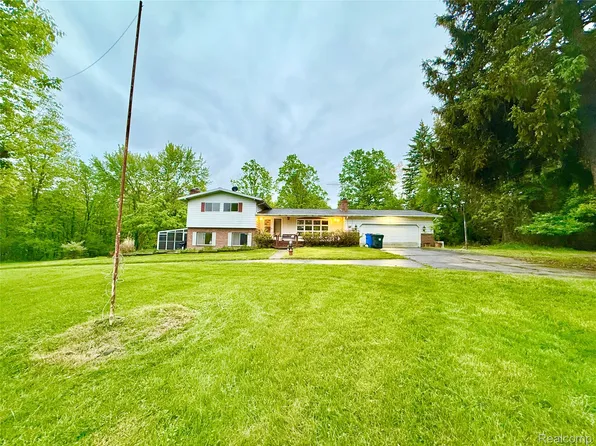 7590 Dean Rd, Fenton, MI 48430