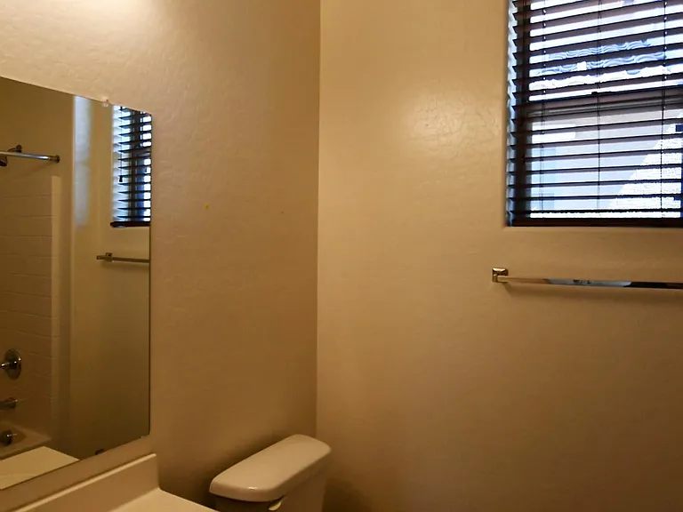 3828 S Vineyard Ave — Photo 12