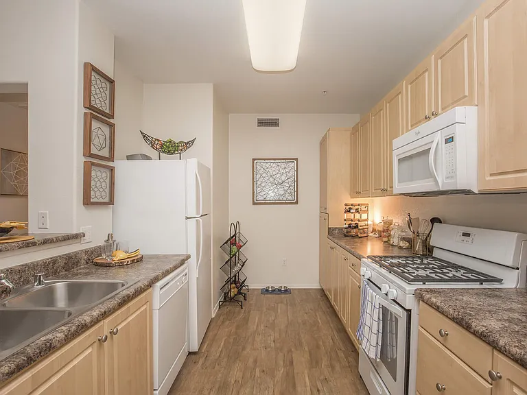 Laurel Vista Apartment Homes — Photo 22