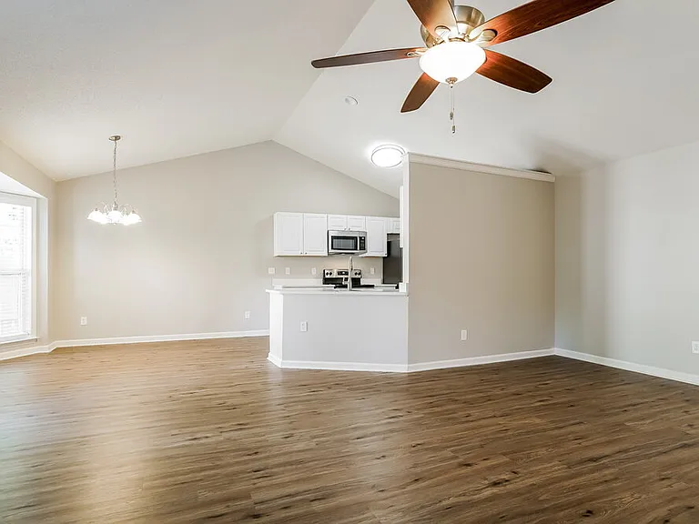 203 Zircon Ln — Photo 4