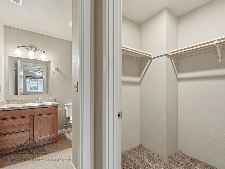 218 E Whitman Dr — Photo 13