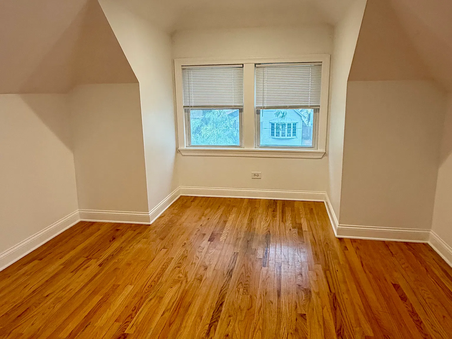 3318 N Kilbourn Ave — Photo 4