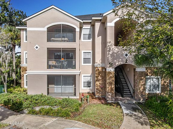 2nd image of 940 Village Trl Unit 2-101