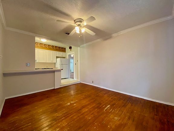 3rd image of 829 Fairview St