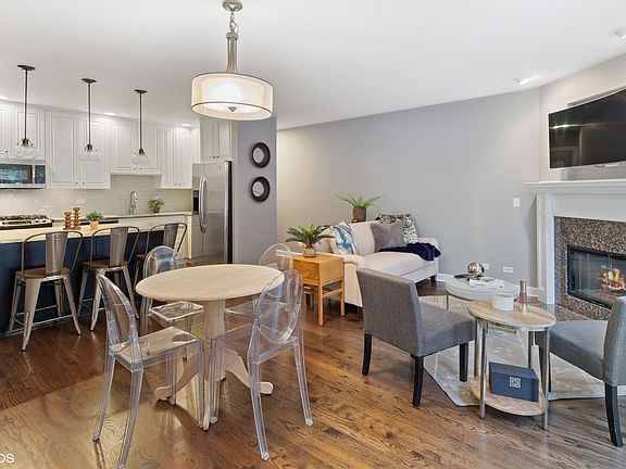 3rd image of 2247 N Oakley Ave #1