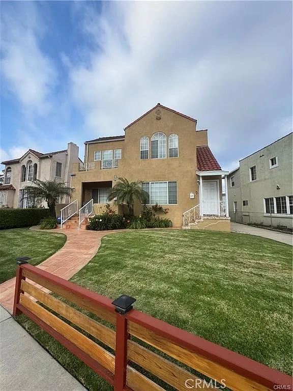1046 S Citrus Ave — Photo 2