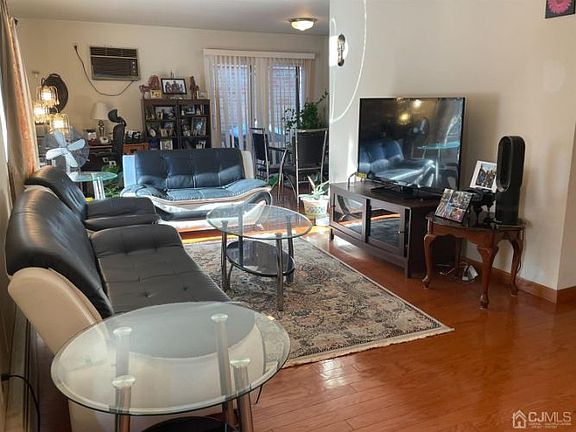 2nd image of 40 Whittney Ct