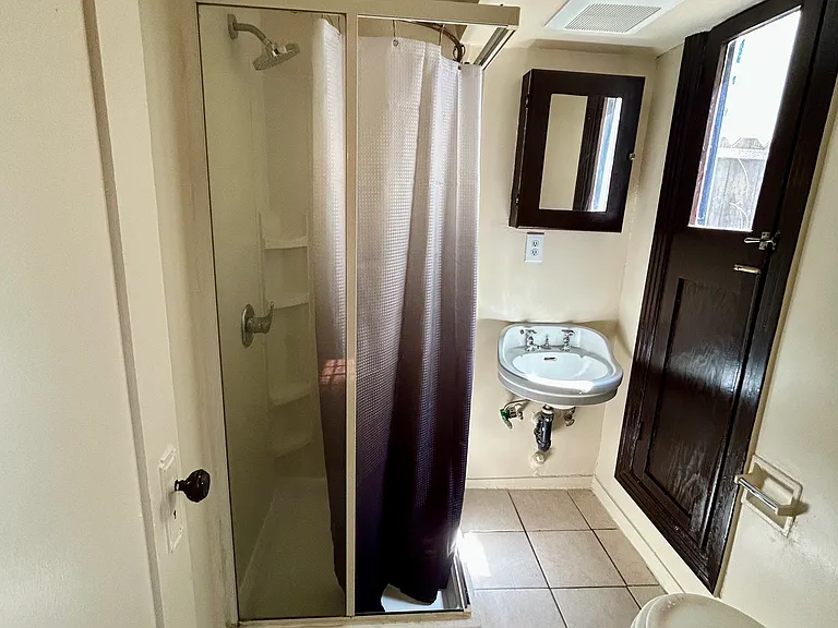 2122 Vista Del Mar Ave #28 — Photo 5
