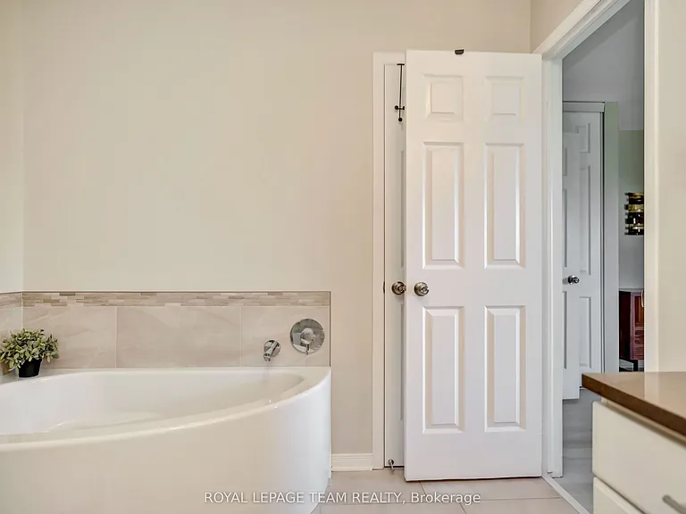 53 Thornbury Cres — Photo 24