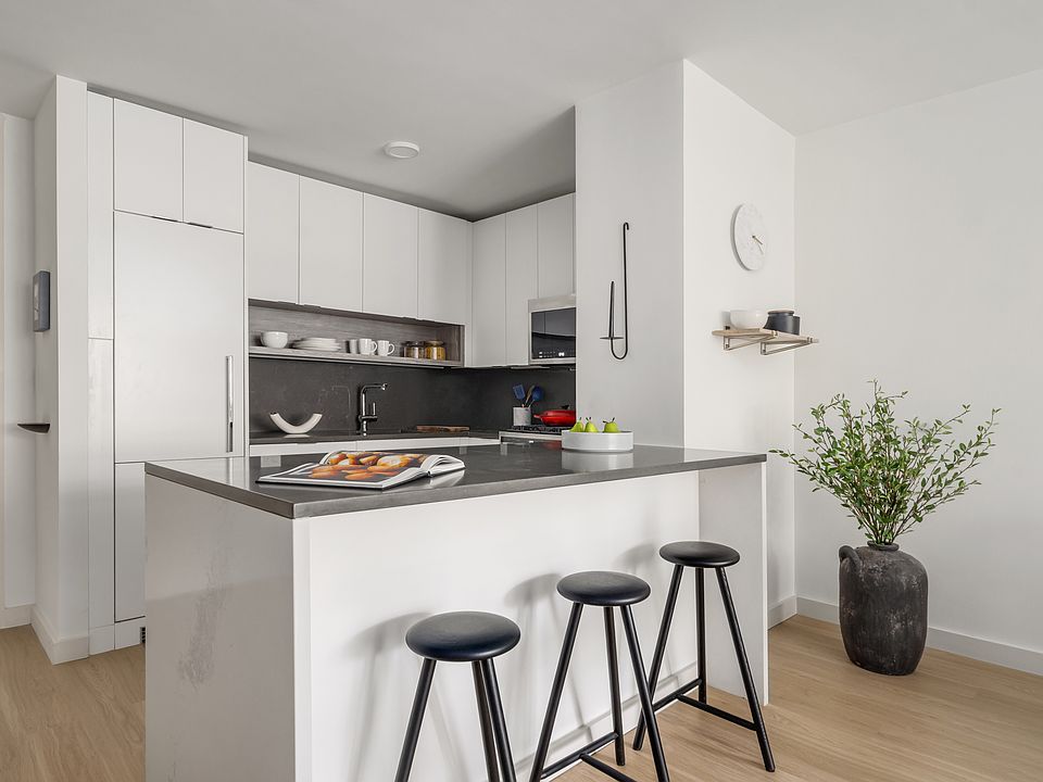 1st image of 70 W 37th St #516