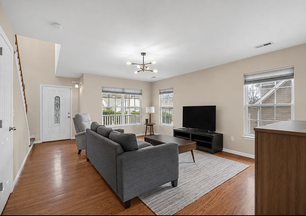 3 bed, 2.5 bath, 1800 sqft, $1,895 — Photo 2