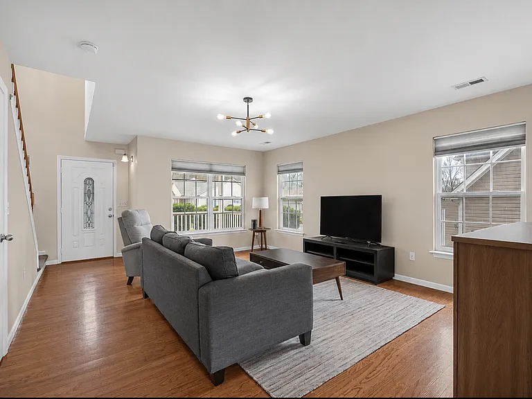 100 Maximus Dr — Photo 2