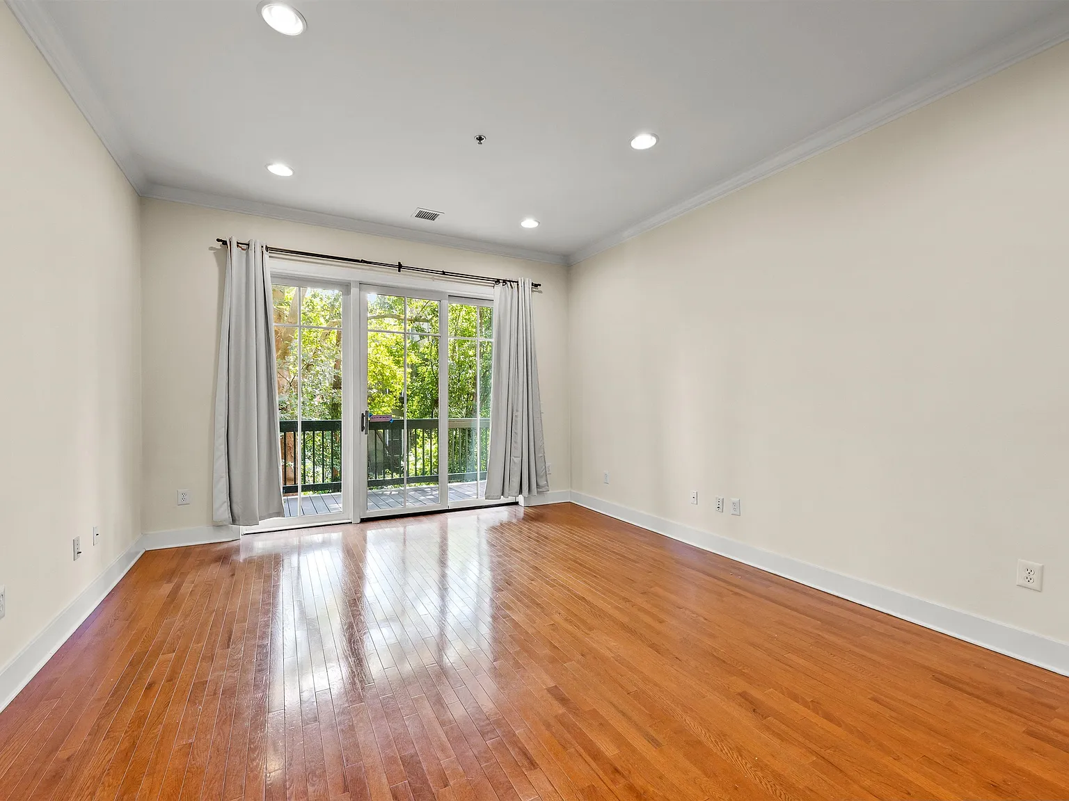 1 bed, 1.0 bath, 733 sqft, $3,600 — Photo 3