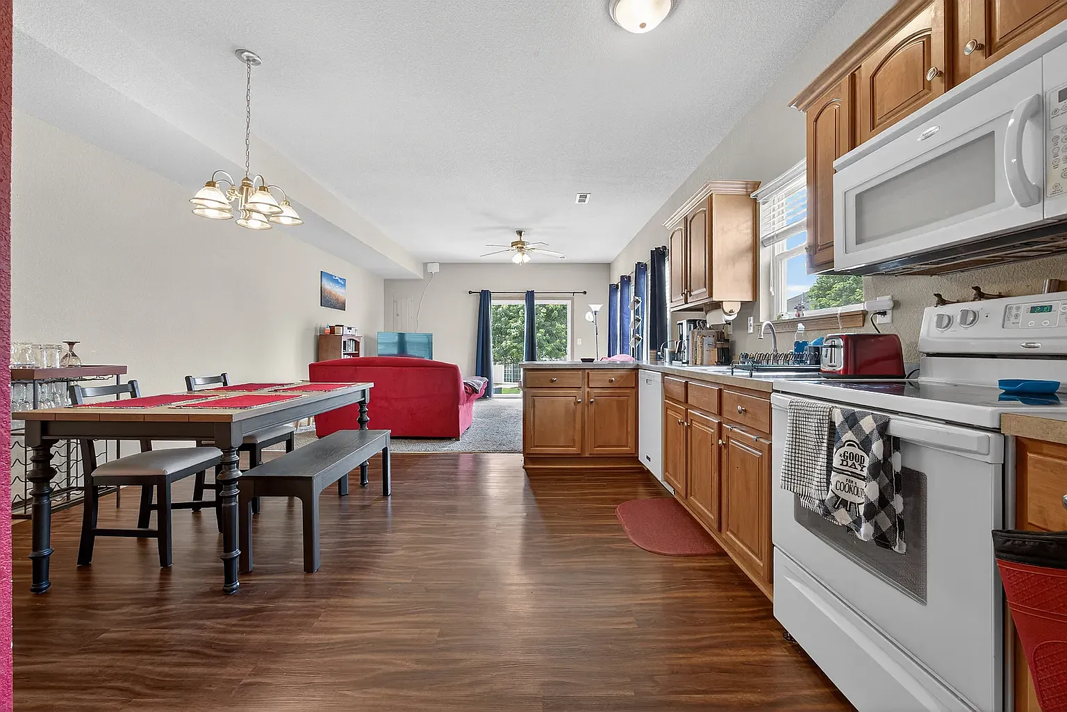 3 bed, 2.5 bath, 1445 sqft, $1,800 — Photo 2